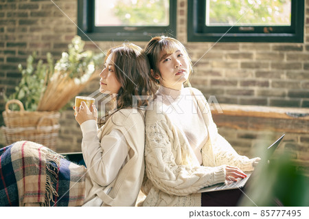 Female friends 85777495