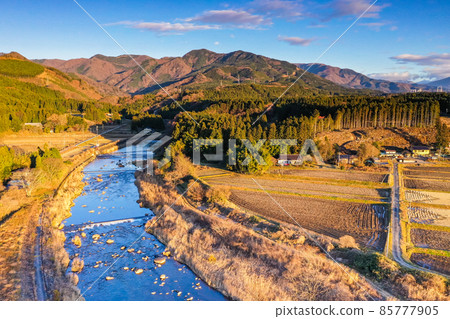 清晨無人機拍攝保岐川和那須高原保岐川和那須山脈,流經那須鹽原的河流,釣魚的好地方,玩水的地方, 清晨無人機拍攝保岐川和那須高原保岐川和那須山脈,流經那須鹽原的河流,釣魚的好地方,玩水的地方, 85777905
