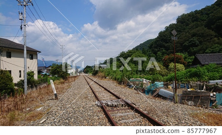 仲夏廢棄的鐵路痕跡 85777967