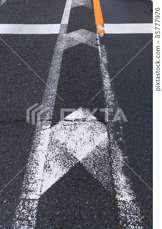 道路上繪製的交通標誌圖案 85777970