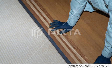 Tatami / Shikii | Workers inspecting Japanese-style rooms 85778175