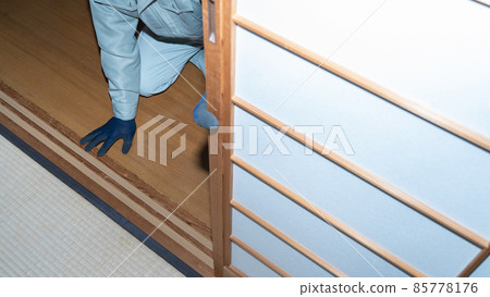 Fusuma, tatami mats, shikii | Workers inspecting Japanese-style rooms 85778176