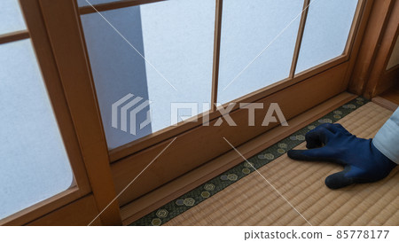 Tatami mats, shoji screens, and shikii | Workers inspecting Japanese-style rooms 85778177
