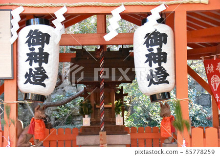 生國玉神社稻荷神社的三神燈籠人物燈籠 85778259