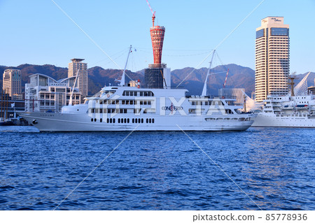 Kobe Port Tower and tour boat with scaffolding for renovation work 85778936