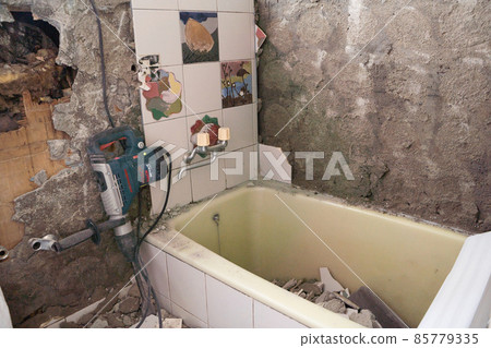 State of bathroom remodeling work of conventional construction method 85779335