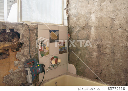 State of bathroom remodeling work of conventional construction method 85779338