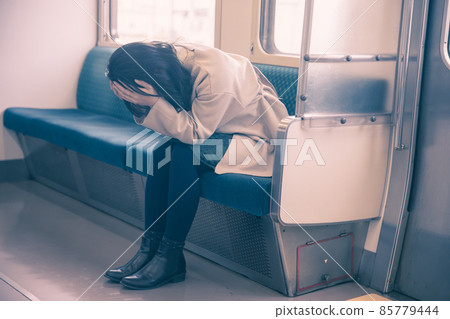 火車上抱著頭的女人 在火車上 85779444