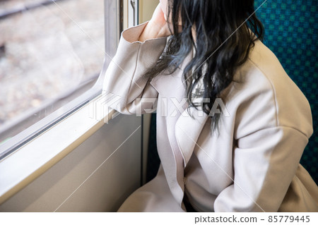 一個女人從車窗向外看臉頰拐杖 一個女人從車窗向外看臉頰拐杖 85779445