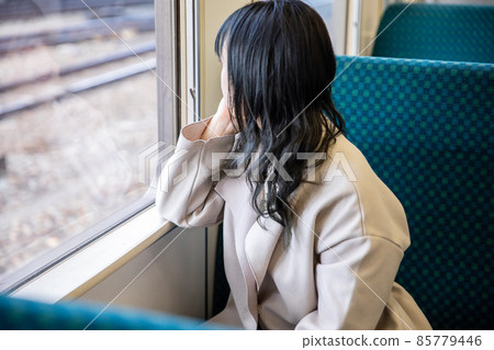 一個女人從車窗向外看臉頰拐杖 一個女人從車窗向外看臉頰拐杖 85779446