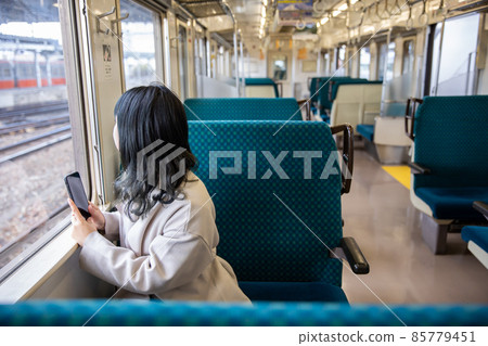 一個女人從車窗向外看臉頰拐杖 一個女人從車窗向外看臉頰拐杖 85779451