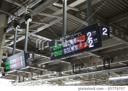 車站月台上的電子公告牌（東北新幹線隼鳥，日語） 85779707