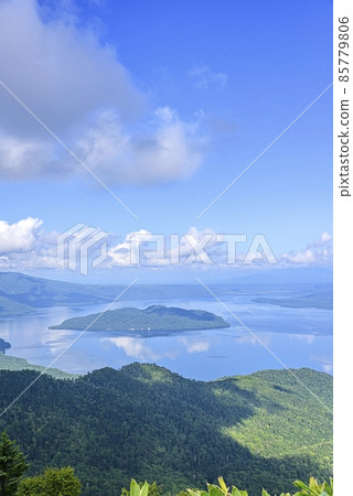 從北海道津別峠看到的屈斜路湖 從北海道津別峠看到的屈斜路湖 85779806