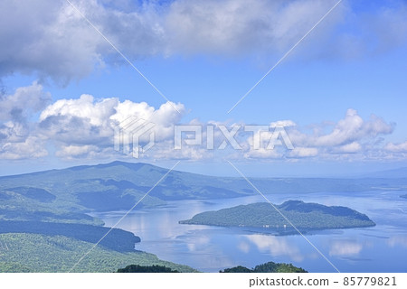 從北海道津別峠看到的屈斜路湖 85779821