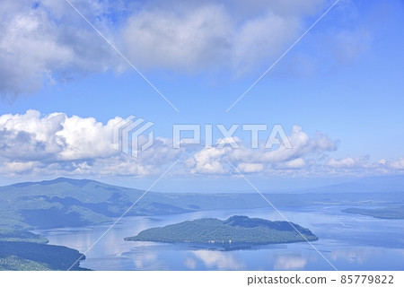 從北海道津別峠看到的屈斜路湖 從北海道津別峠看到的屈斜路湖 85779822