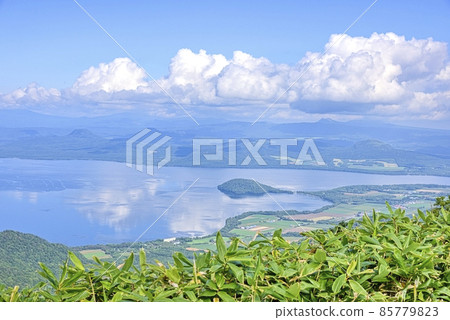 從北海道津別峠看到的屈斜路湖 從北海道津別峠看到的屈斜路湖 85779823