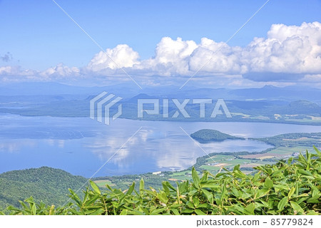 從北海道津別峠看到的屈斜路湖 從北海道津別峠看到的屈斜路湖 85779824
