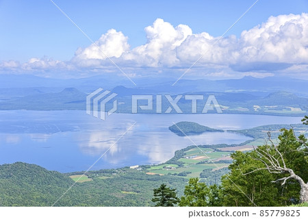 從北海道津別峠看到的屈斜路湖 85779825