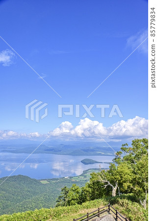 Lake Kussharo seen from Tsubetsu Pass, Hokkaido 85779834