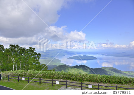 從北海道津別峠看到的屈斜路湖 從北海道津別峠看到的屈斜路湖 85779851