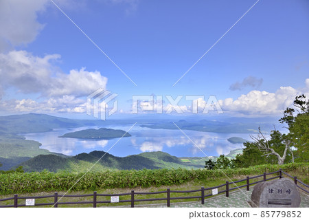 從北海道津別峠看到的屈斜路湖 從北海道津別峠看到的屈斜路湖 85779852