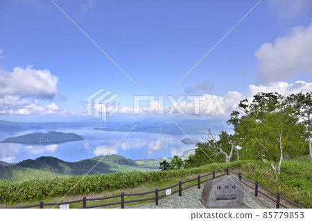 從北海道津別峠看到的屈斜路湖 從北海道津別峠看到的屈斜路湖 85779853