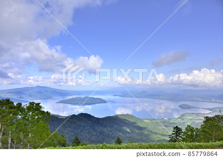 從北海道津別峠看到的屈斜路湖 85779864