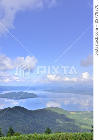 Lake Kussharo seen from Tsubetsu Pass, Hokkaido 85779870