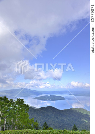 從北海道津別峠看到的屈斜路湖 85779871