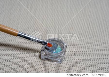 閃粉和刷子 85779982