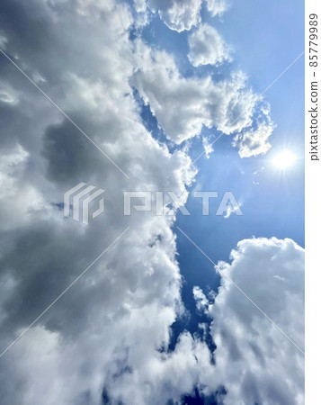 大雲和藍天中的太陽 85779989