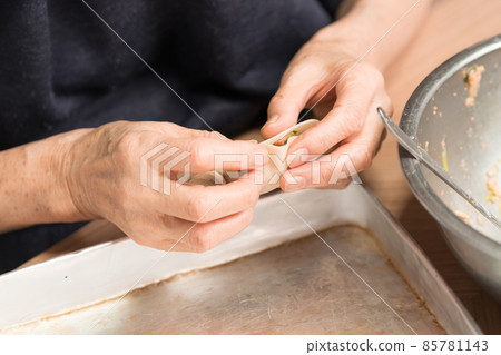 Senior wrapping dumplings Senior wrapping dumplings 85781143