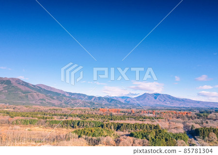 Drone photography of the sunny Nasu mountain range and Nasu plateau, view of the Nasu area from the Sabi River 85781304