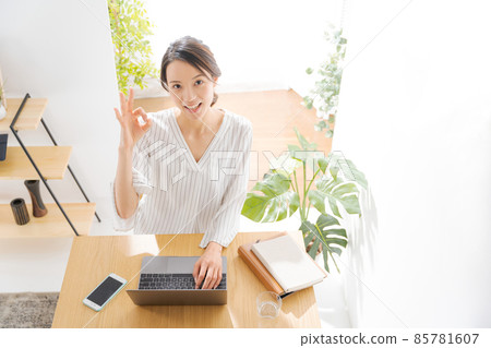 20多歲和30多歲的女性在家工作 20多歲和30多歲的女性在家工作 85781607