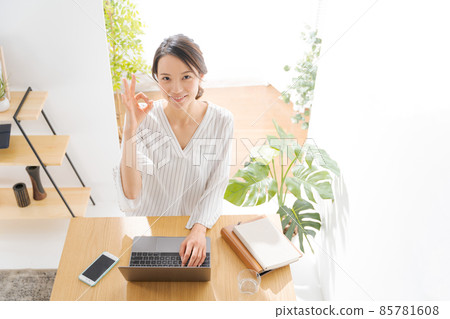 20多歲和30多歲的女性在家工作 85781608