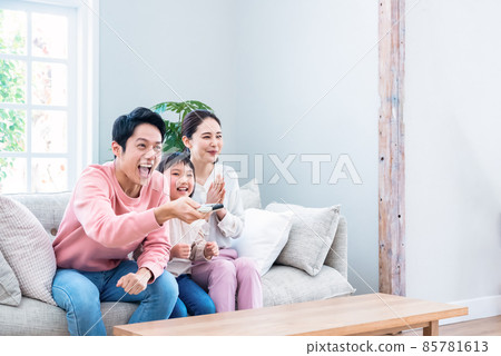 Watch TV with your family 85781613