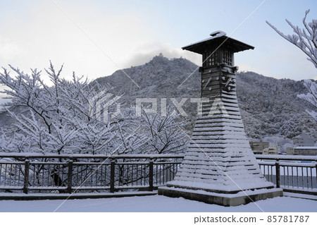 下雪天的長良川燈塔和金華山 下雪天的長良川燈塔和金華山 85781787