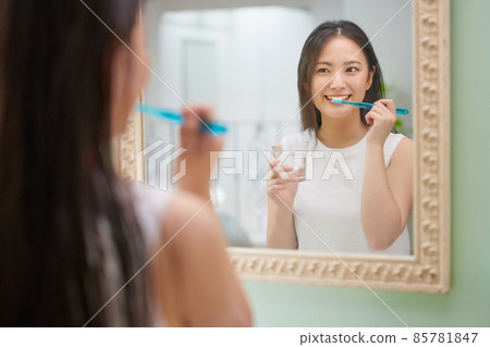年輕女子在浴室刷牙 85781847