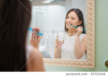 年輕女子在浴室刷牙 年輕女子在浴室刷牙 85781848