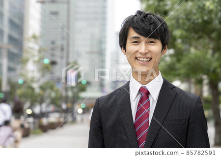 看照相機的年輕商人 85782591