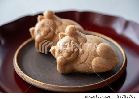 In the middle of the shape of two beckoning cats on a plate In the middle of the shape of two beckoning cats on a plate 85782705