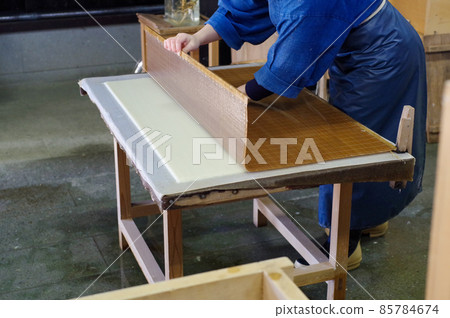 製作日本紙的工匠 85784674