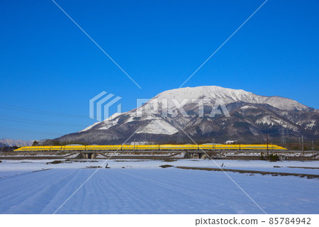 Doctor Yellow running in heavy snowfall area in Shiga prefecture Doctor Yellow running in heavy snowfall area in Shiga prefecture 85784942