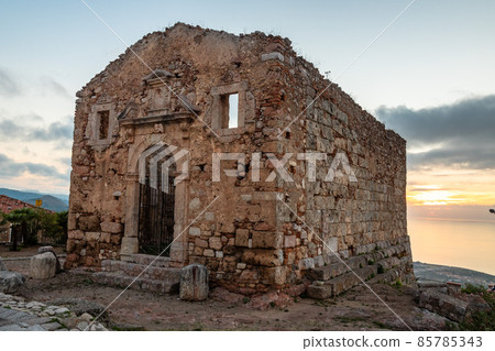 Temple of Hercules in San Marco D'Alunzio at sunset, Sicily, Italy 85785343