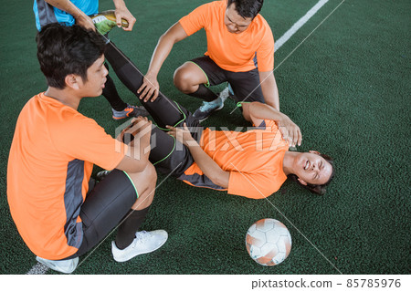 Futsal players are in pain when they get leg cramps Futsal players are in pain when they get leg cramps 85785976