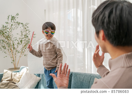 男孩打架假裝 85786083