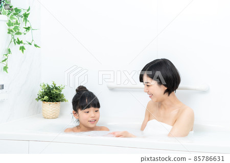 Parent and child (mother and child) taking a bath 85786631