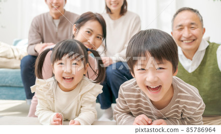 Three generations family Three generations family 85786964