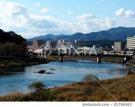 Kagami River seen from the top of Tsukinose Bridge (Crescent Bridge and Kagami River in winter) 85786983