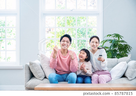 和家人一起看電視 和家人一起看電視 85787815